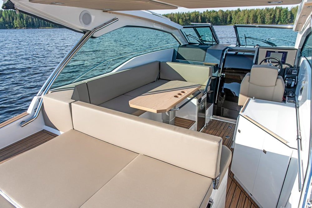 Flipper 900 ST - The design uses every inch of beam for the cockpit.