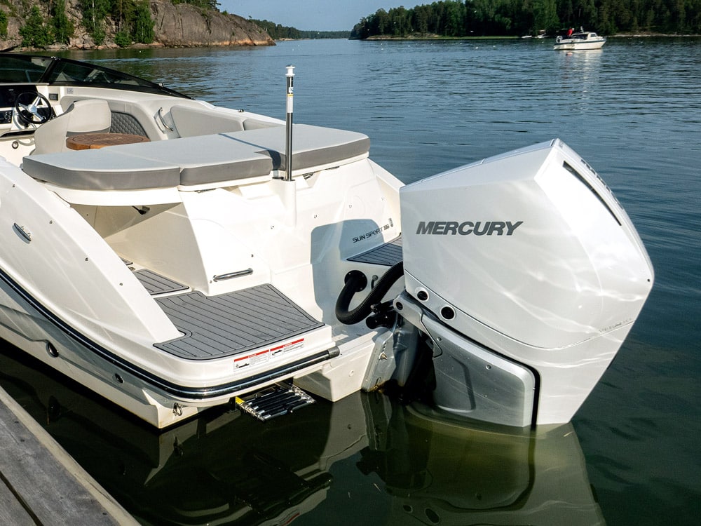 The 250hp Mercury V8 was good for 40 knots.
