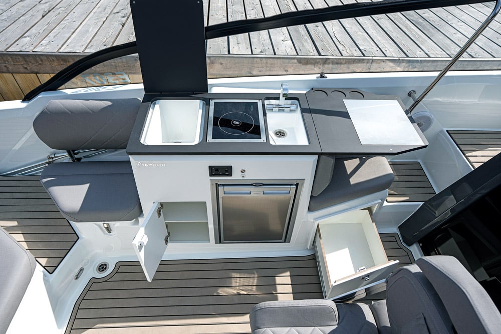 Yamarin 80 DC galley