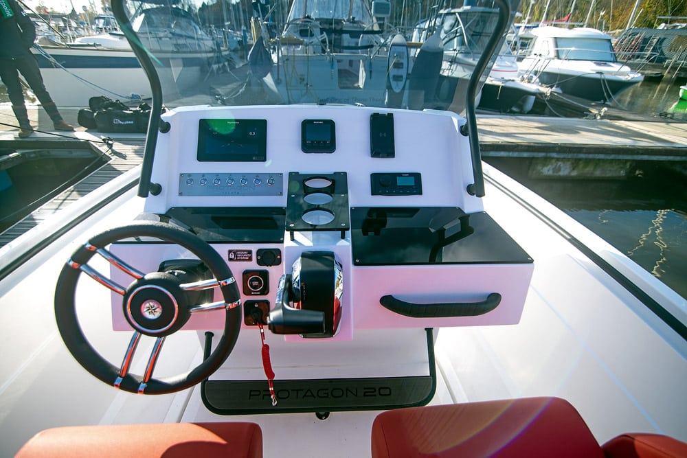 Protagon 6m - Helm ergonomics work well.