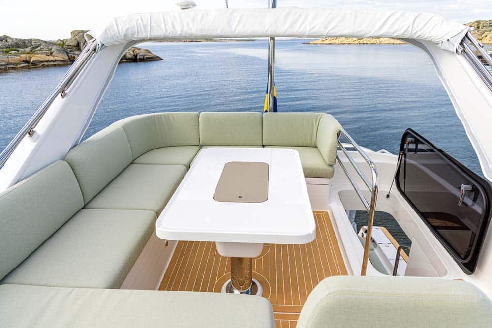 Ample comfort on the flybridge.