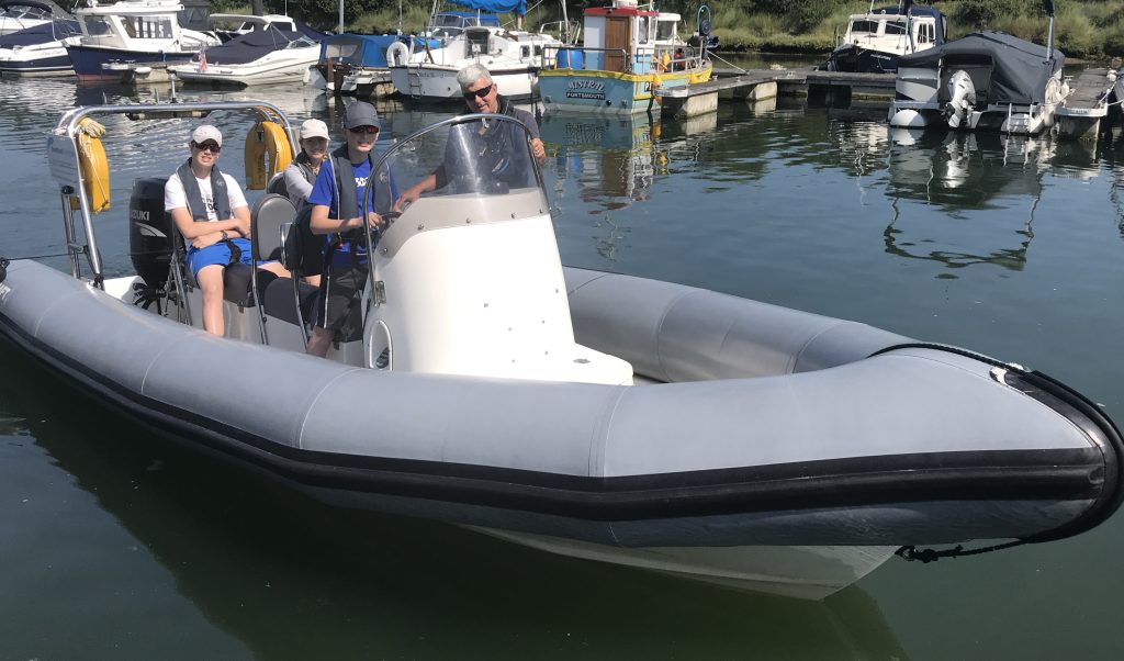 Power boat training in power boat.