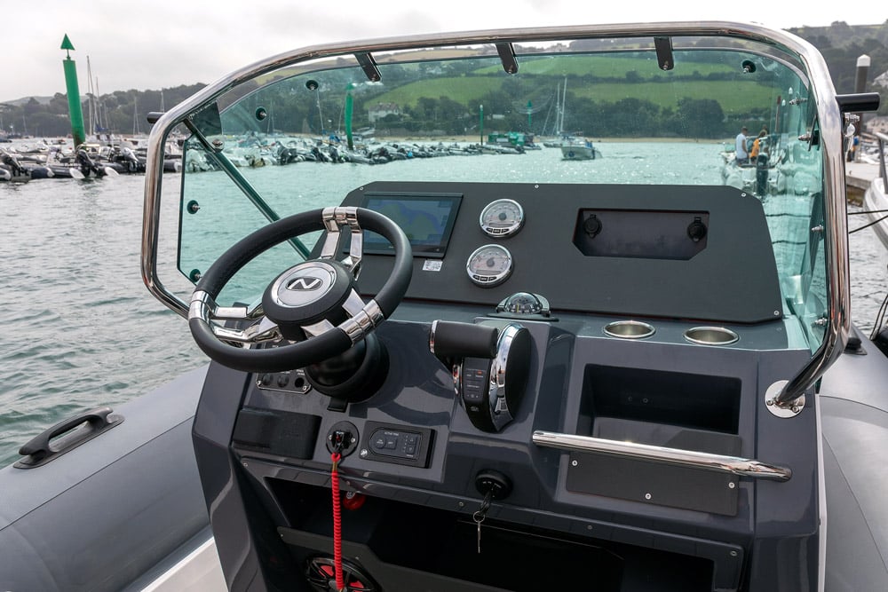 Nordkapp Airborne 7 - Helm console with excellent hand holds including for navigator, functional and well arranged.