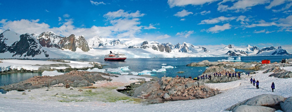 Tourists arrive by cruise ship to visit the penguin colonies© iStock/cascoly