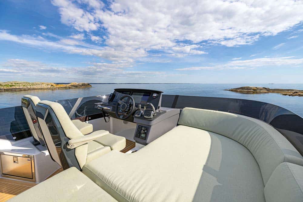 Vast relaxation area to flybridge.