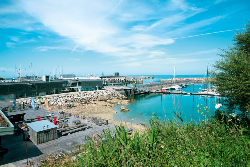 The decking is perfect for al fresco meals overlooking the marina. © Izeran Photographies