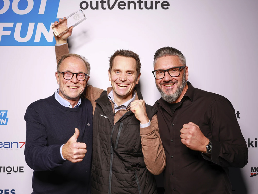 Espen Thorup, Mats Hjørnevik & Kalle Thiele celebrate the Enduro 830 award, smiling and posing with a raised trophy.